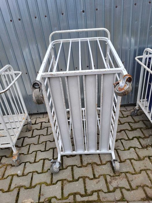 Cărucior și masă inox spălătorie