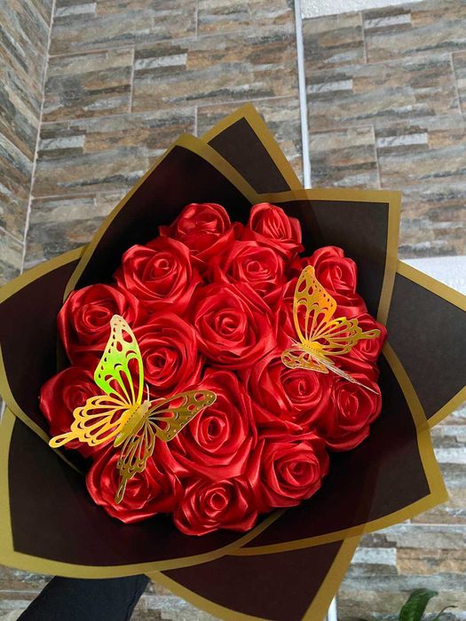 Букети от сатени рози