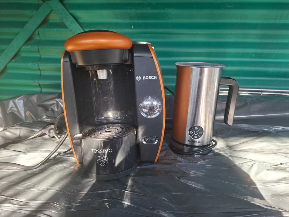 Aparat cafea si cana spumare lapte