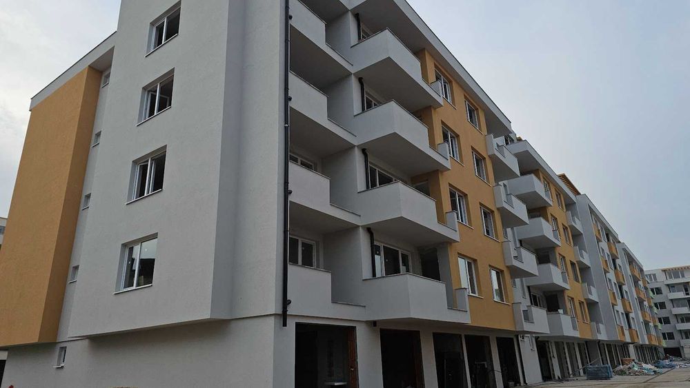 Тристаен с просторни тераси пред завършване