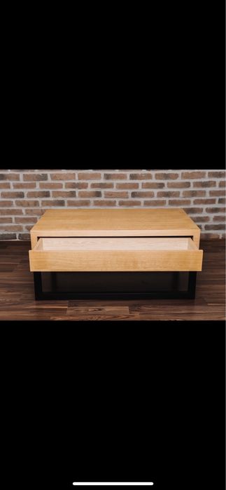 Маса изработена от дърво и метал.