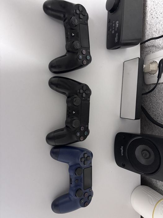 Продавам PlayStation 4 + 3 джойстика + UFC 4