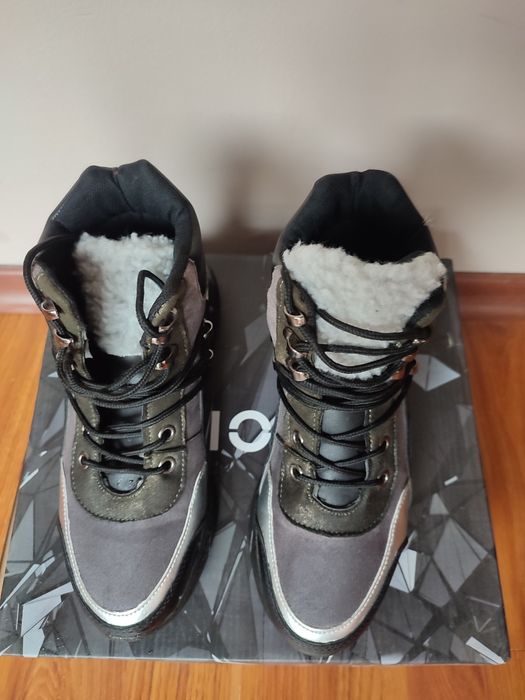 Дамски спортни боти