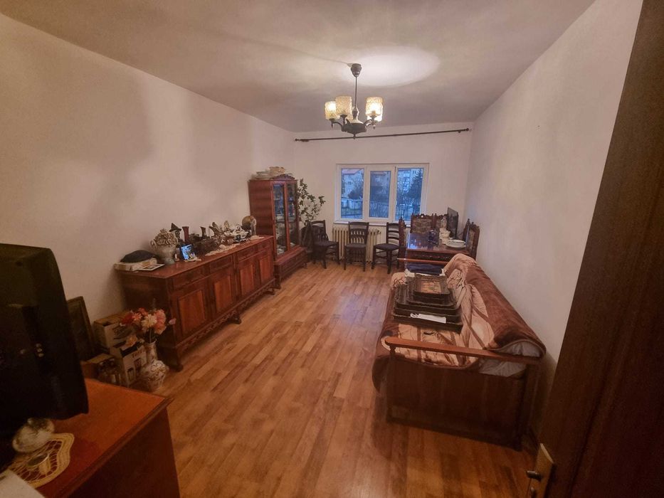 De vânzare apartament 3 camere, decomandat - Brădet