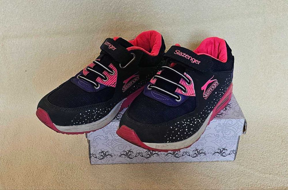 Фирменные кроссовки на девочку. Размер 34.