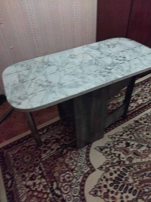 Стол под телевизор.