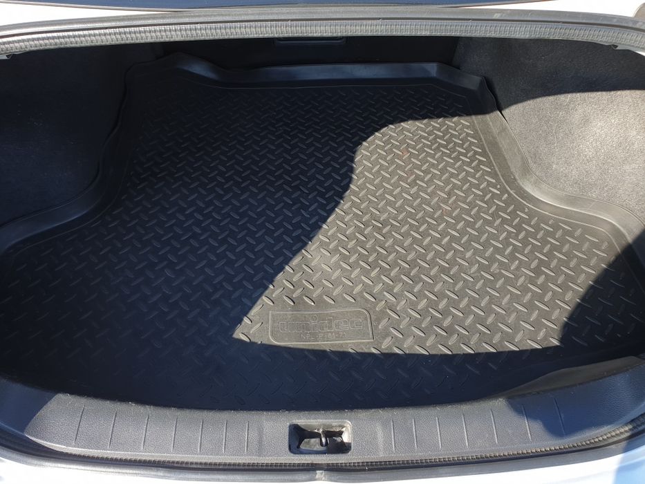 Резиновые коврики в багажник