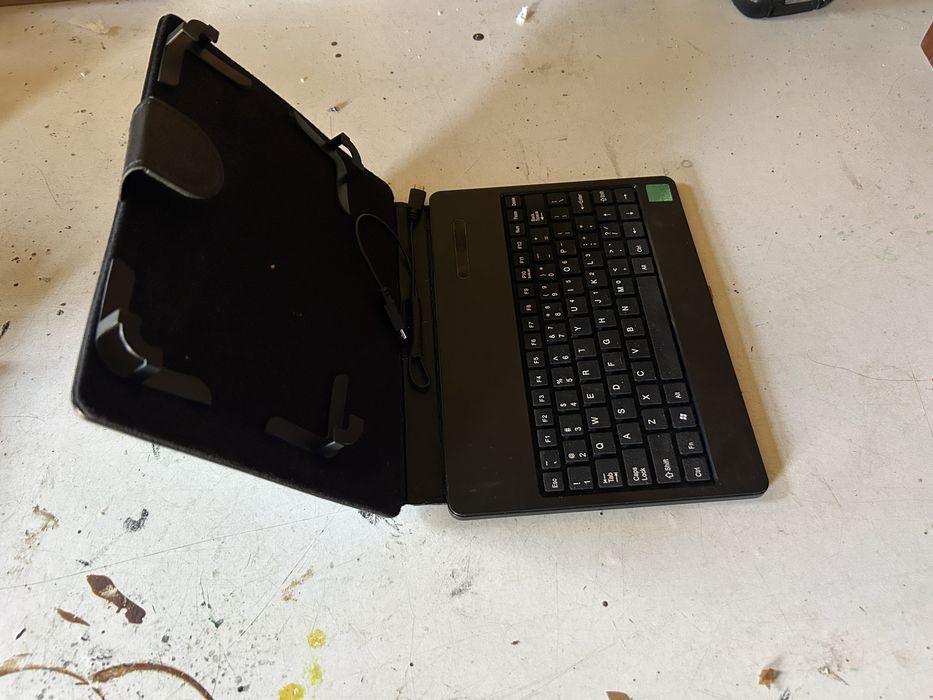 Husa cu tastatura pentru tableta