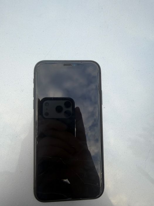 Продам 11 айфон 64г