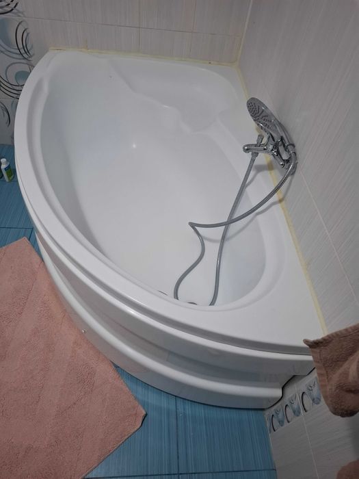 Cada pe colt, 150x100, cu baterie de dus si suport