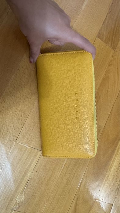 Кошелек желтого цвета, имеются карманы, вместительная, марка Susen