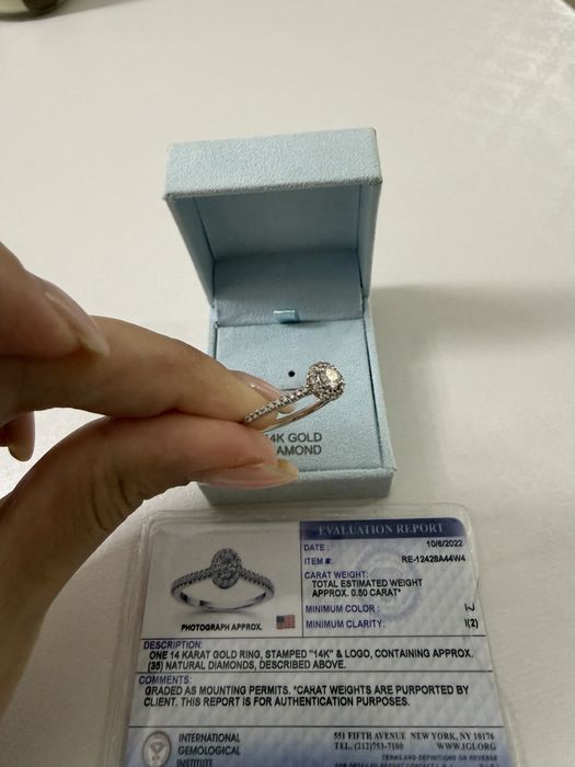 Продам кольцо с бриллиантом