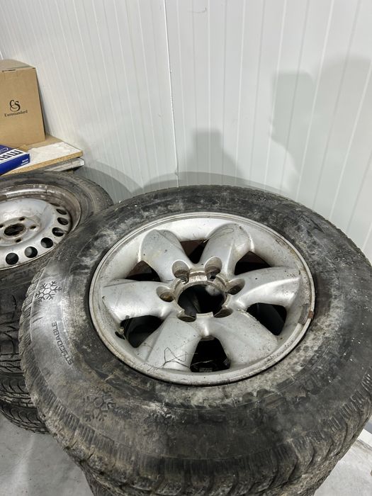 Лети джанти с гуми 6х139.7 от нисан терано