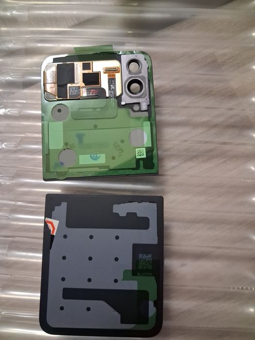 Samsung Z Flip 4 внешний экран и нижняя крышка