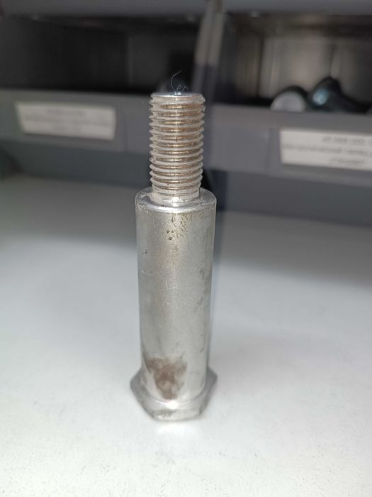 Вал с резбой натяжителя ремня