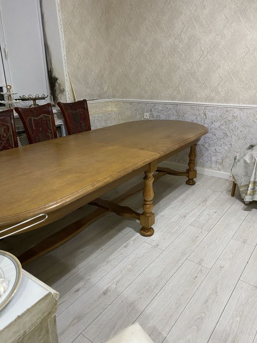 Стол продается кухонный/гостиный