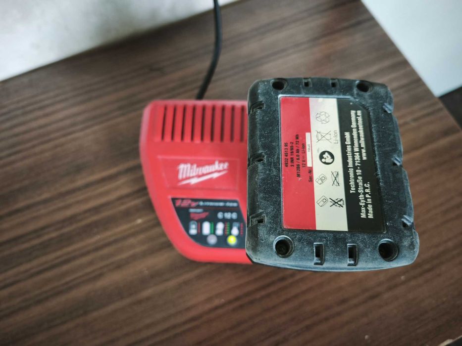 Зарядно и батерия Milwaukee 12V