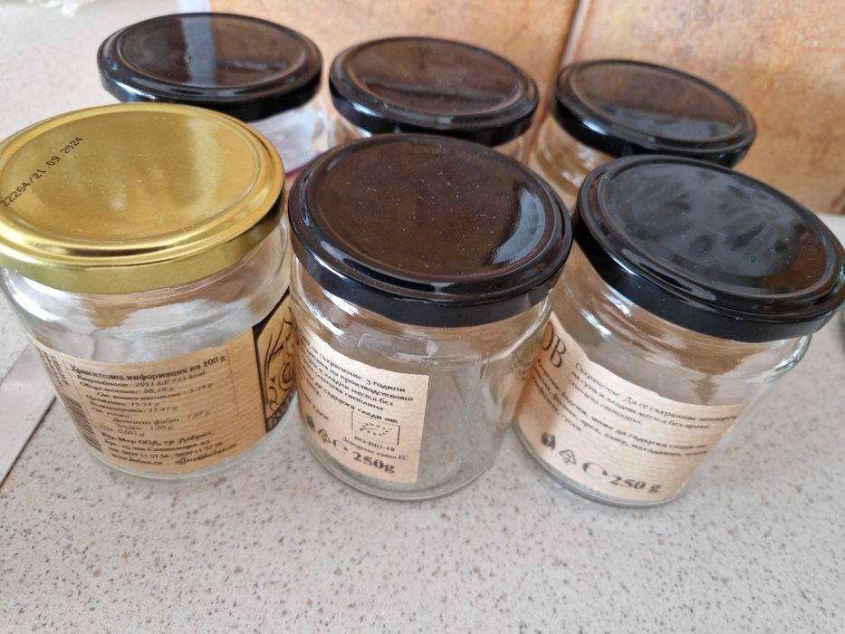 Буркани с капачки различни видове