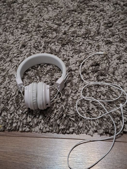 Casti cu fir switch on