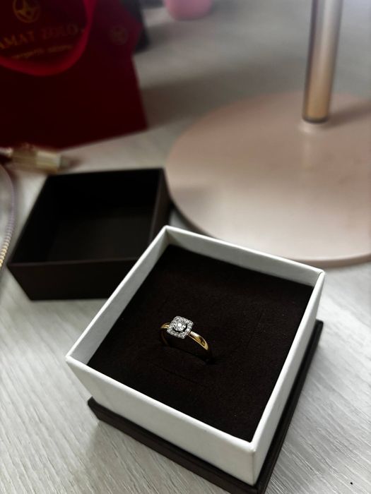 Кольцо с бриллиантом