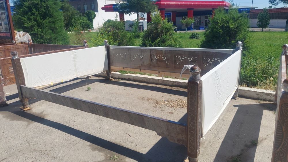 Тапчан, сури,бисетка, чор поя, калават. Качела, скамейка.