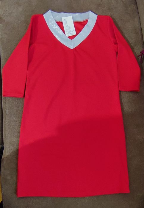 Червена рокля със сиви детайли. Размер S