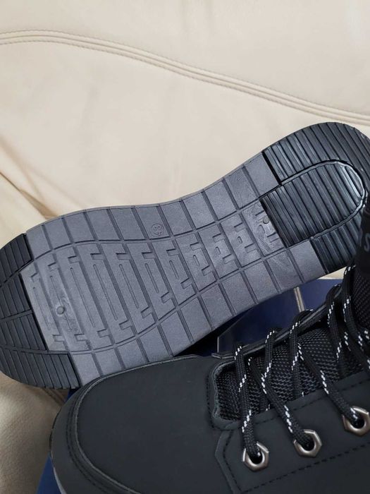 Нови черни кецове