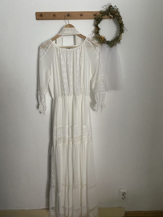 Rochie de mireasa cu broderie traditionala
