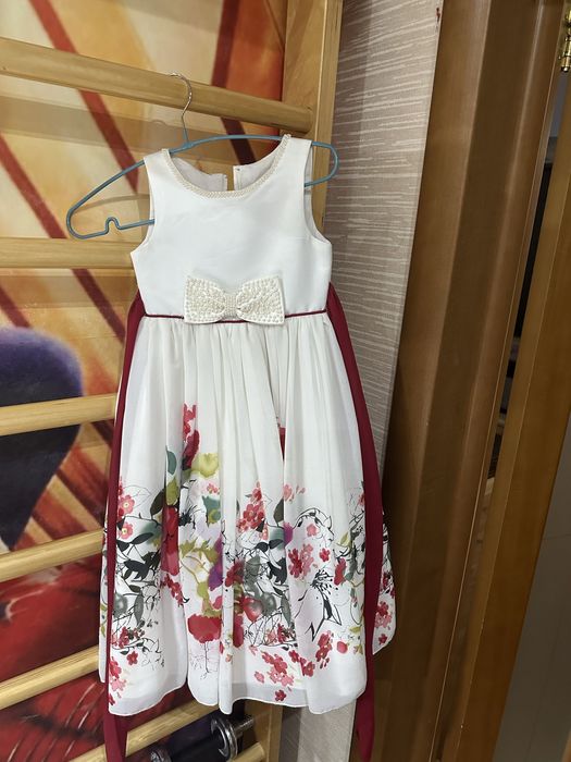 Платье нарядное в отличном состоянии