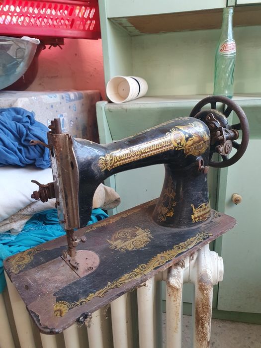 Masina de cusut veche .