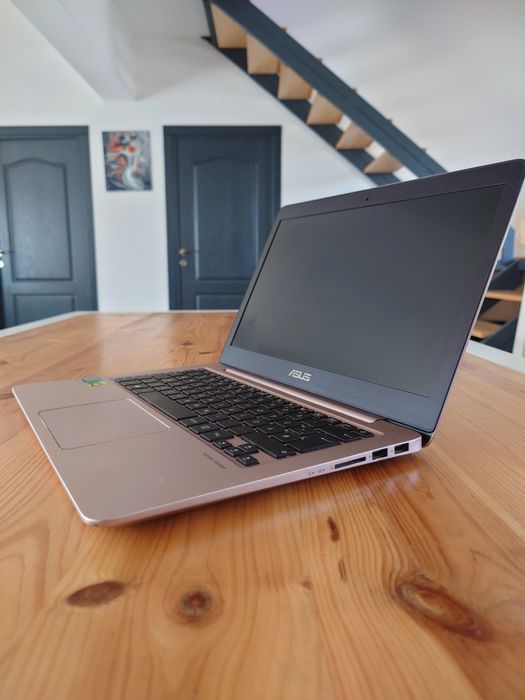 Asus Roz cu geanta roz • Taste luminate • procesor i5-7th gen• Nvidia• difuzoare harman / Kardon
