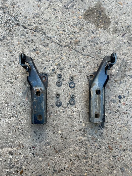 Приора на капот крепление