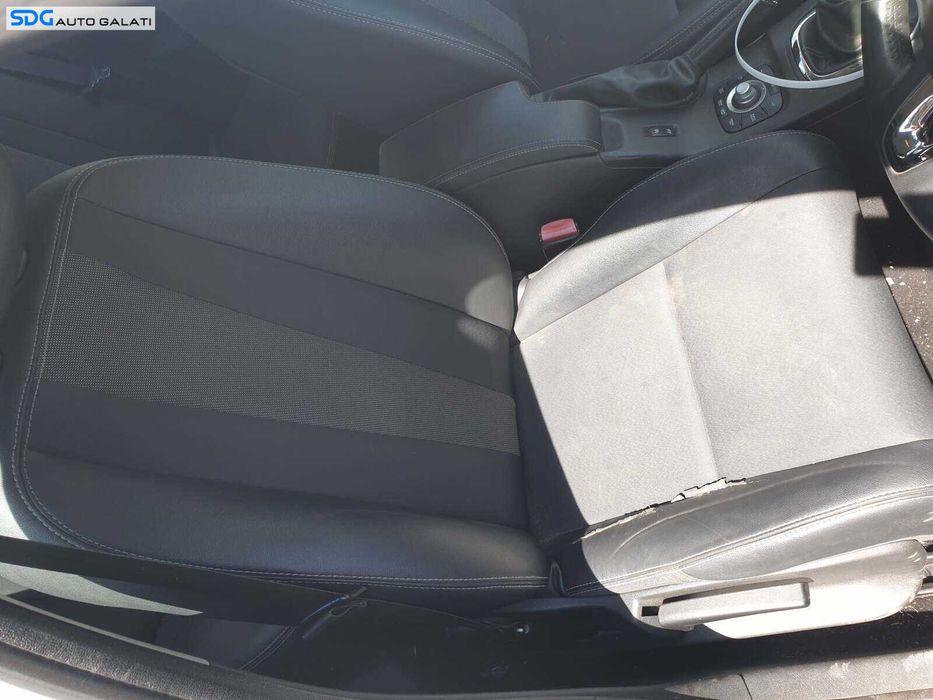 Scaun Semi Piele Dreapta Fata cu Defect Fara Incalzire Renault Megane 3 2008 - 2016 [M8292] [Q3330]