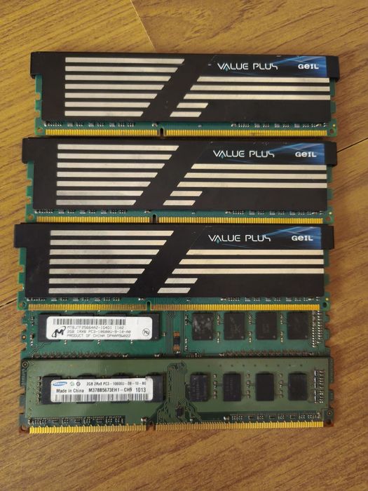 DDR3 de 20 GB(5X4GB) și 10 GB(5X2GB) 1600 și 1333