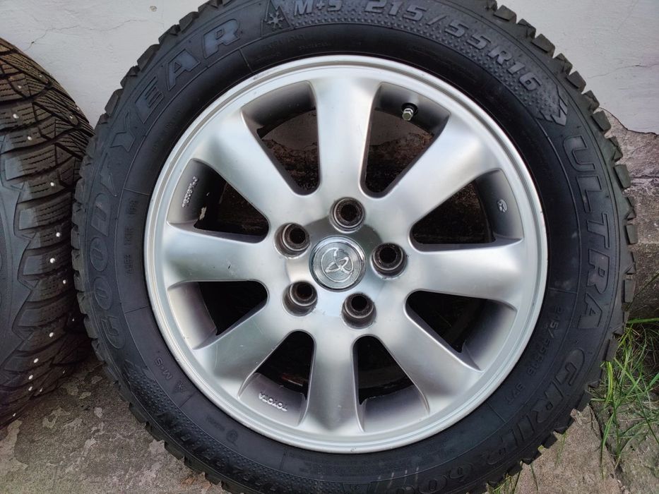 Оригинальные диски Toyota на 16 5х114.3 с шипованной резиной Goodyear