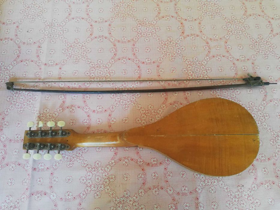 стара мандолина и лък музикален инструмент