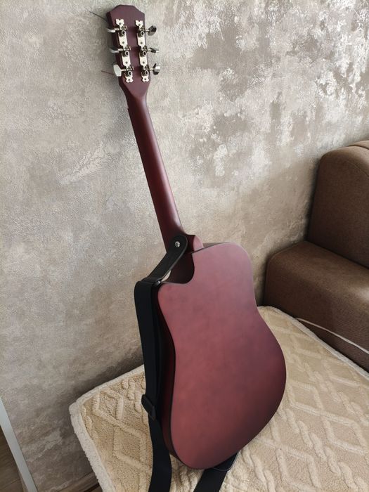Продам гитару новую