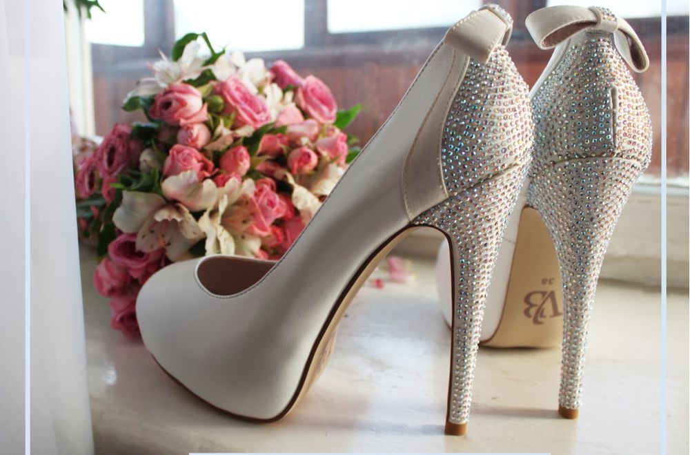 Новые свадебные кожаные туфли