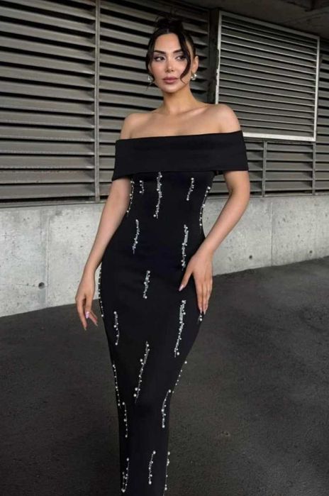 Черна рокля без презрамки с ефект на гмуркане и камъни