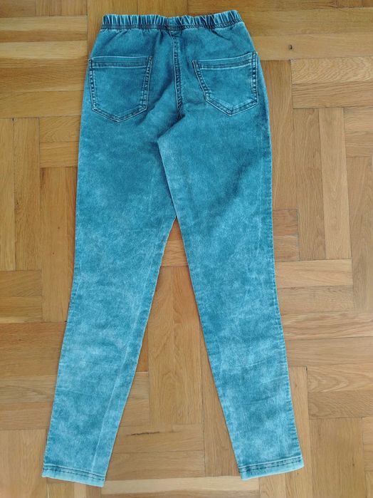 Лот дамски дънки и пончо