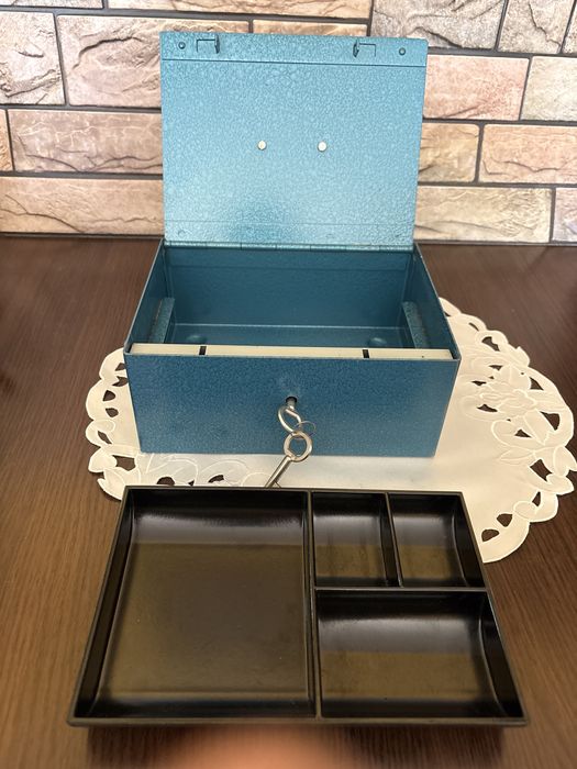 Метална каса за банкноти и монети