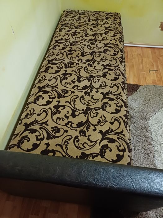 Vând pat în stare foarte bine