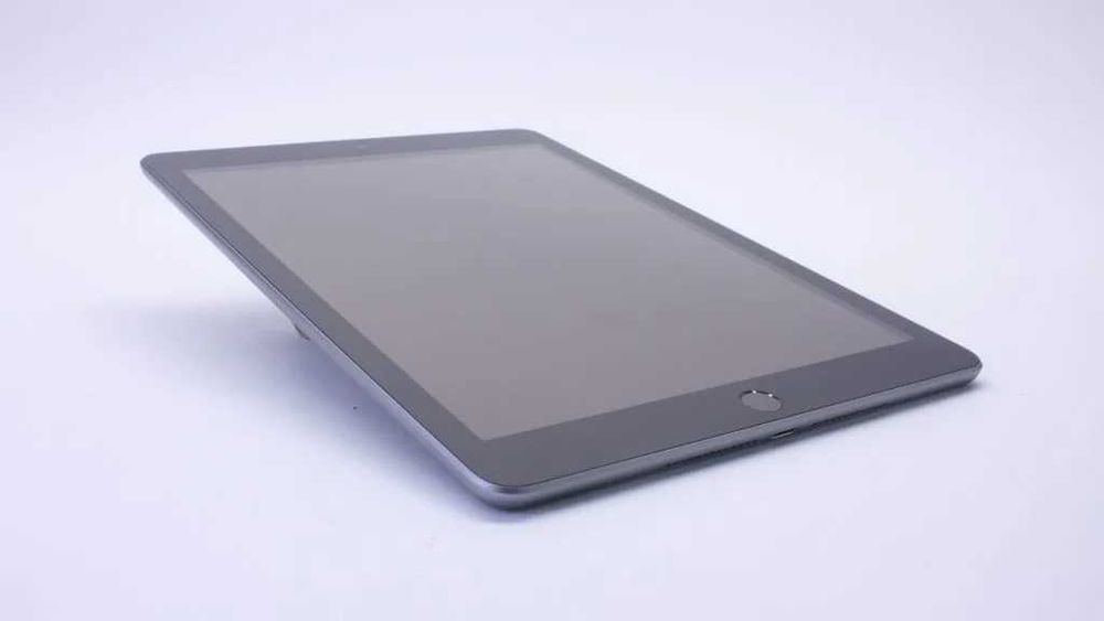 Apple iPad 6 (6-то поколение) 32GB 9.7-инчов Retina дисплей A1893