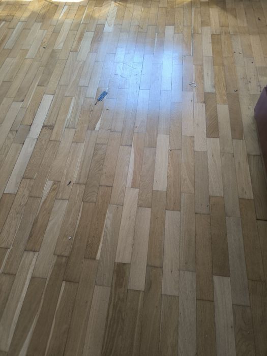 Vând parchet masiv a fost montat Este scos acuma cine dorește eră într-o cameră 5 pe 5