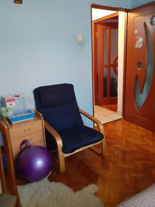 Închiriez apartament .