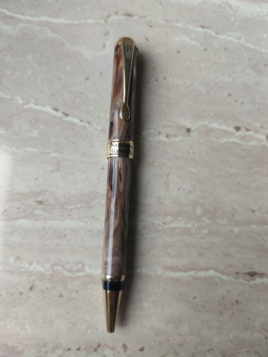 Pix de lux Nazareno Gabrielli – model elegant, textură marmorată