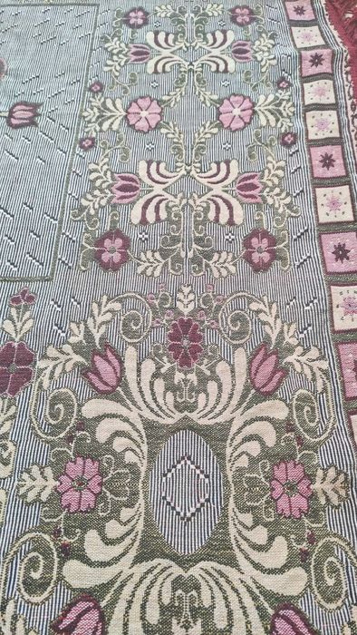 Жакардова покривка за маса с ресни