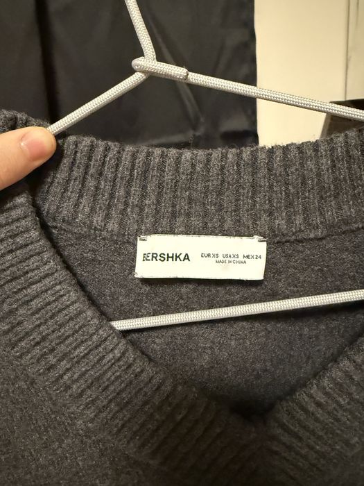 Сив пуловер с V деколте