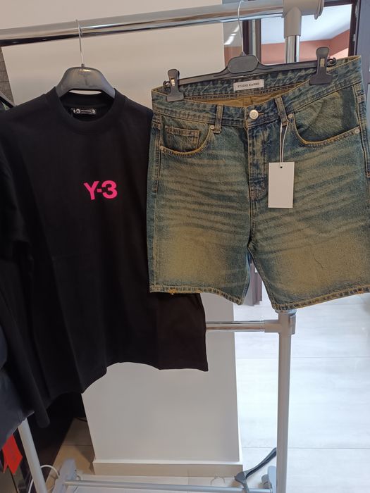 Compleu tricou și pantaloni scurți de blugi