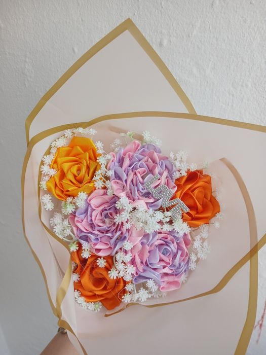 Vînd buchet flori din satin